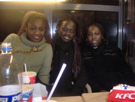 ca cé ma copine mbayame é sa cousine au kfc de paris ......